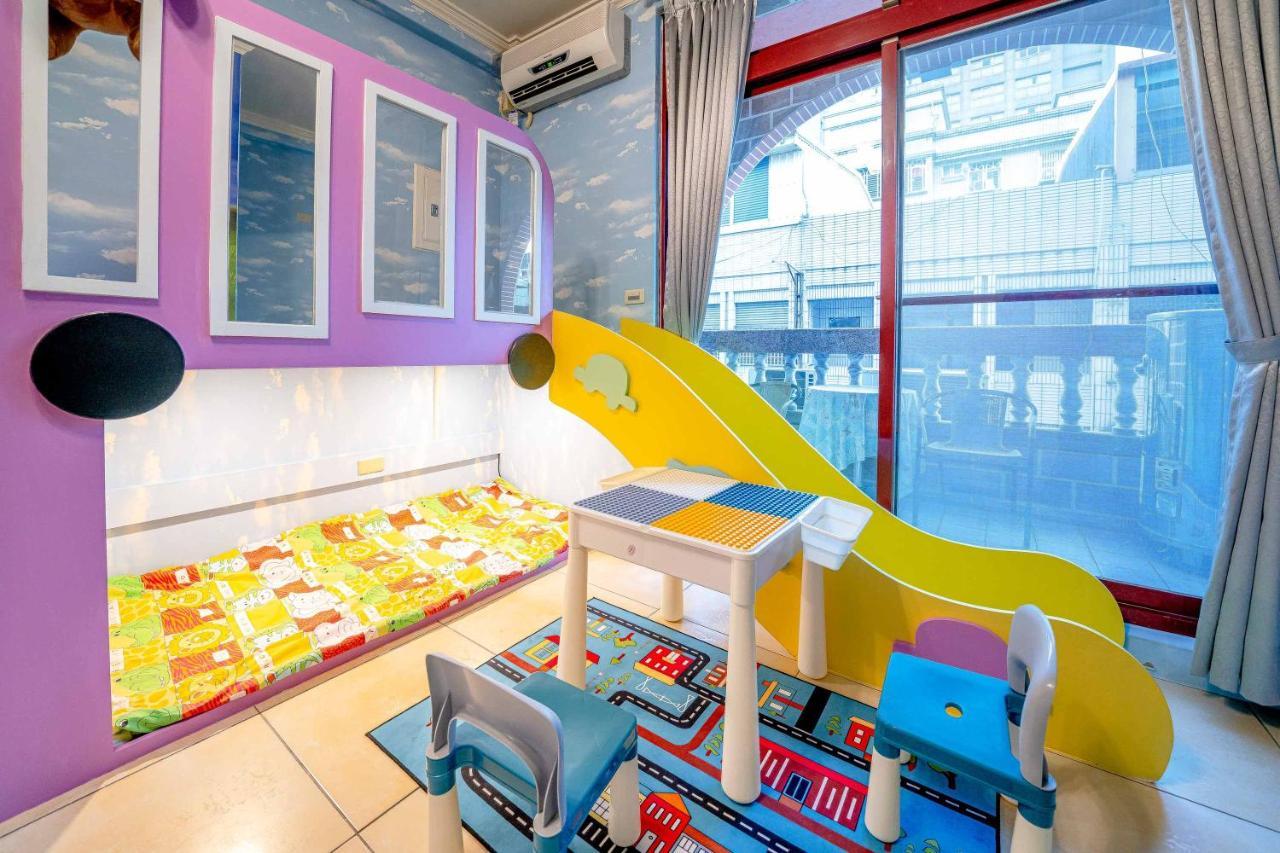 樂哈哈羅東夜市親子民宿 Luodong Esterno foto